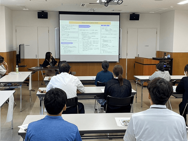 講義の様子（食に関する指導研修会について）