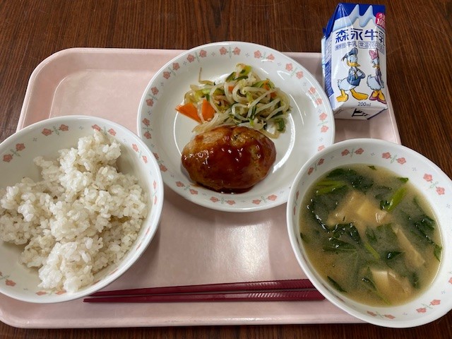 当日の給食（三宅島産のきめじまぐろや明日葉を使用した献立）