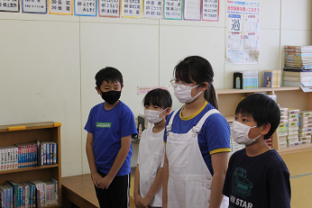 給食後のインタビューに答える子供たち