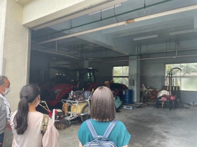 写真：農場見学の様子（機械）