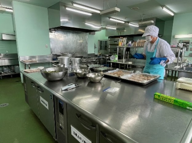 写真：御蔵島小中学校給食室内の様子
