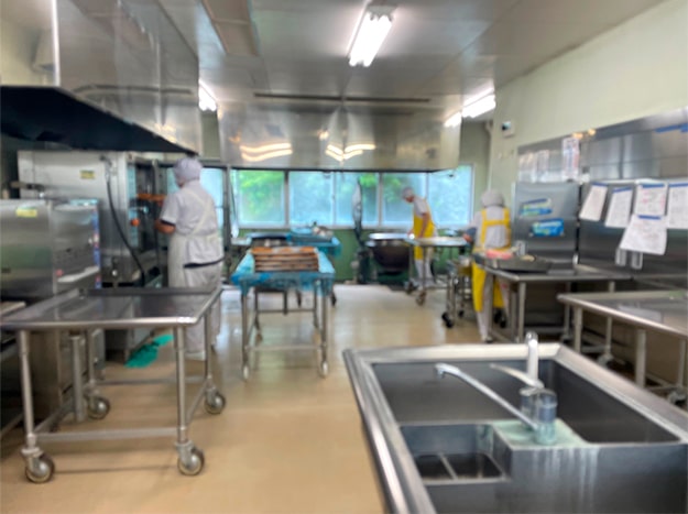 写真：三宅村学校給食共同調理場内の様子