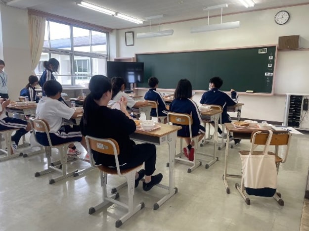 写真：三宅中学校喫食の様子
