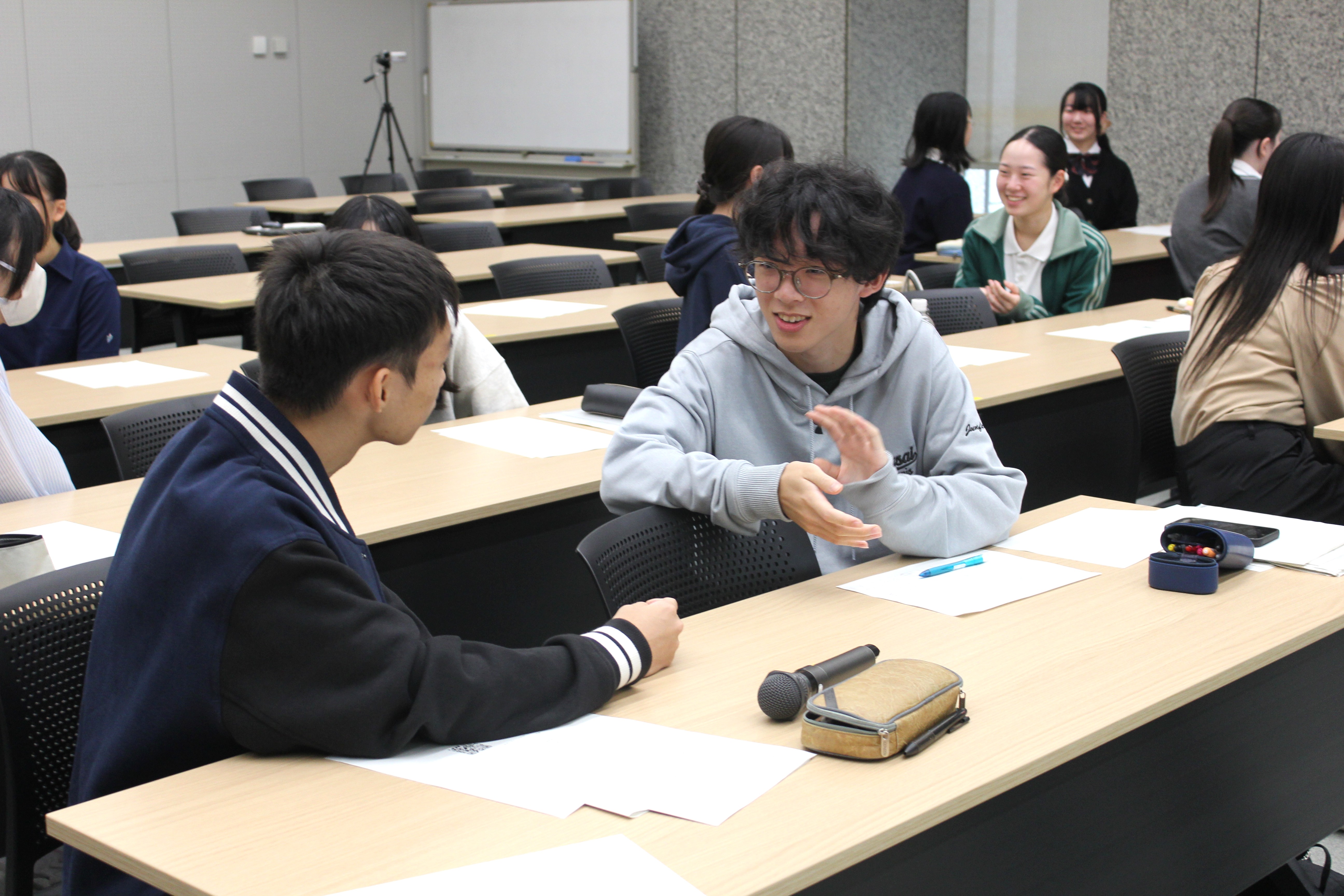 ミニワークのインタビュー演習を行う様子