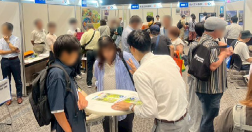 写真：工科高校の先生や在校生の話を聞く様子