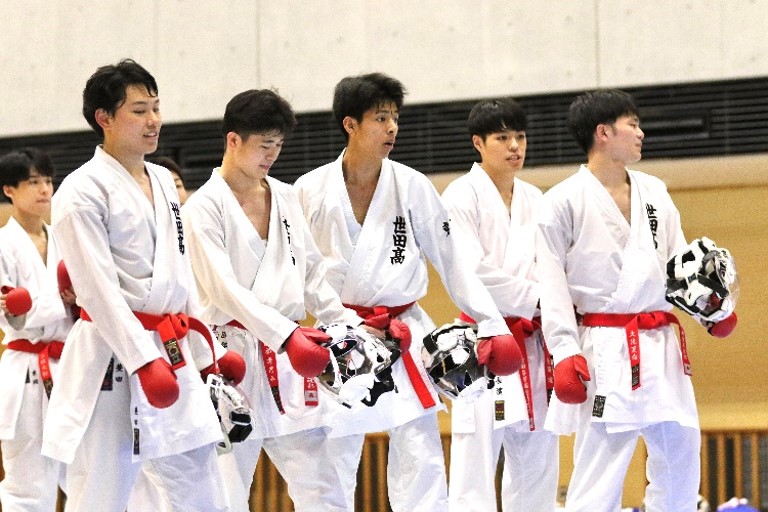 東京都高等学校総合体育大会空手道競技に出場する選手たち