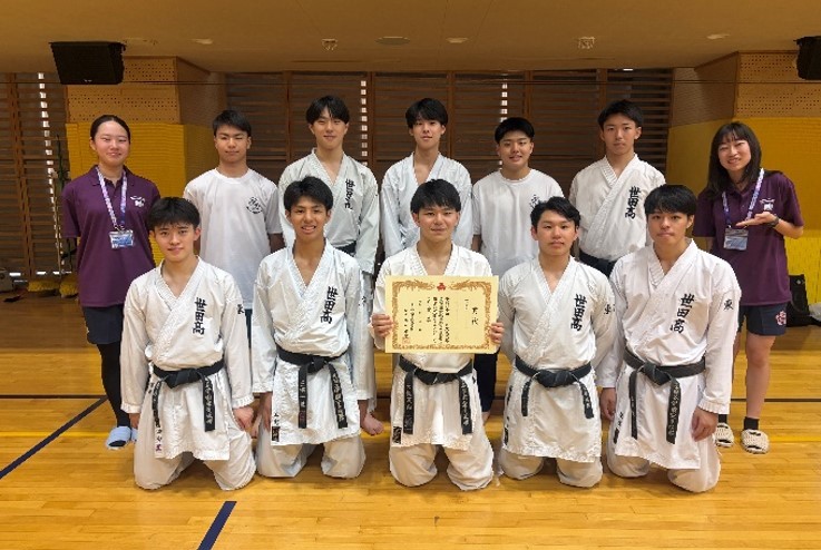 空手道競技大会出場選手と推進委員による記念撮影