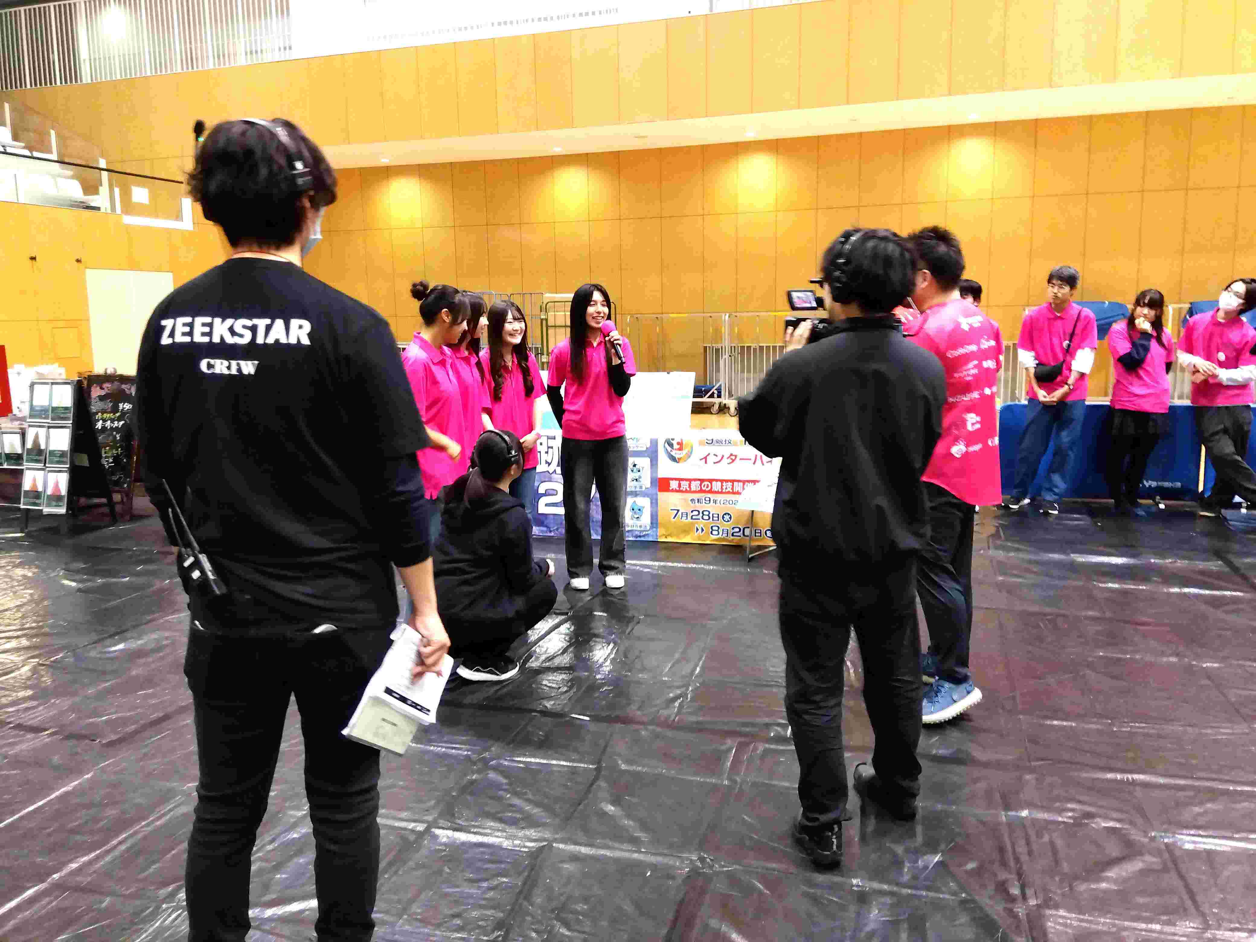 場内で放映する生放送に推進委員が出演している様子