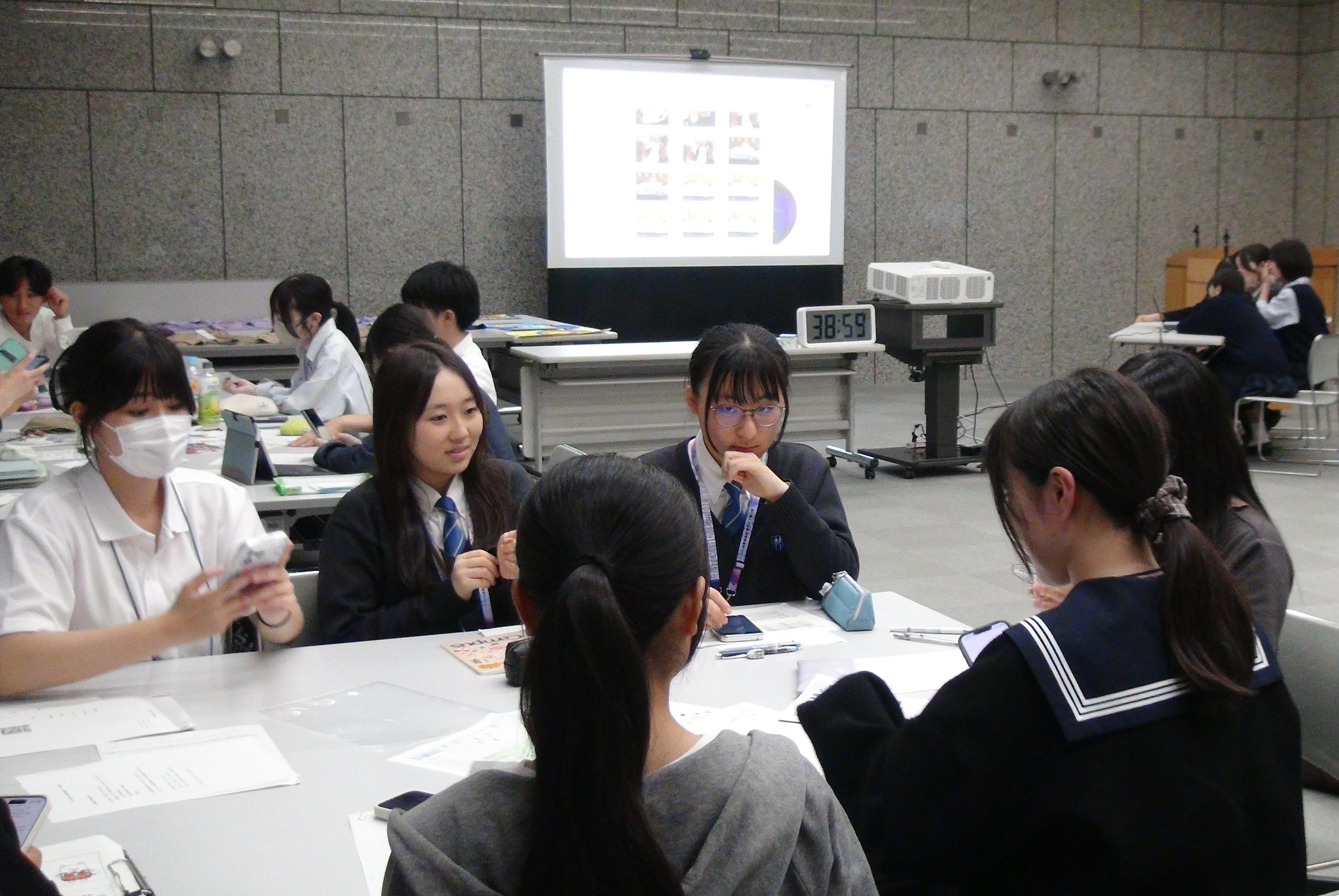 班活動で意見を出し合う推進委員の様子