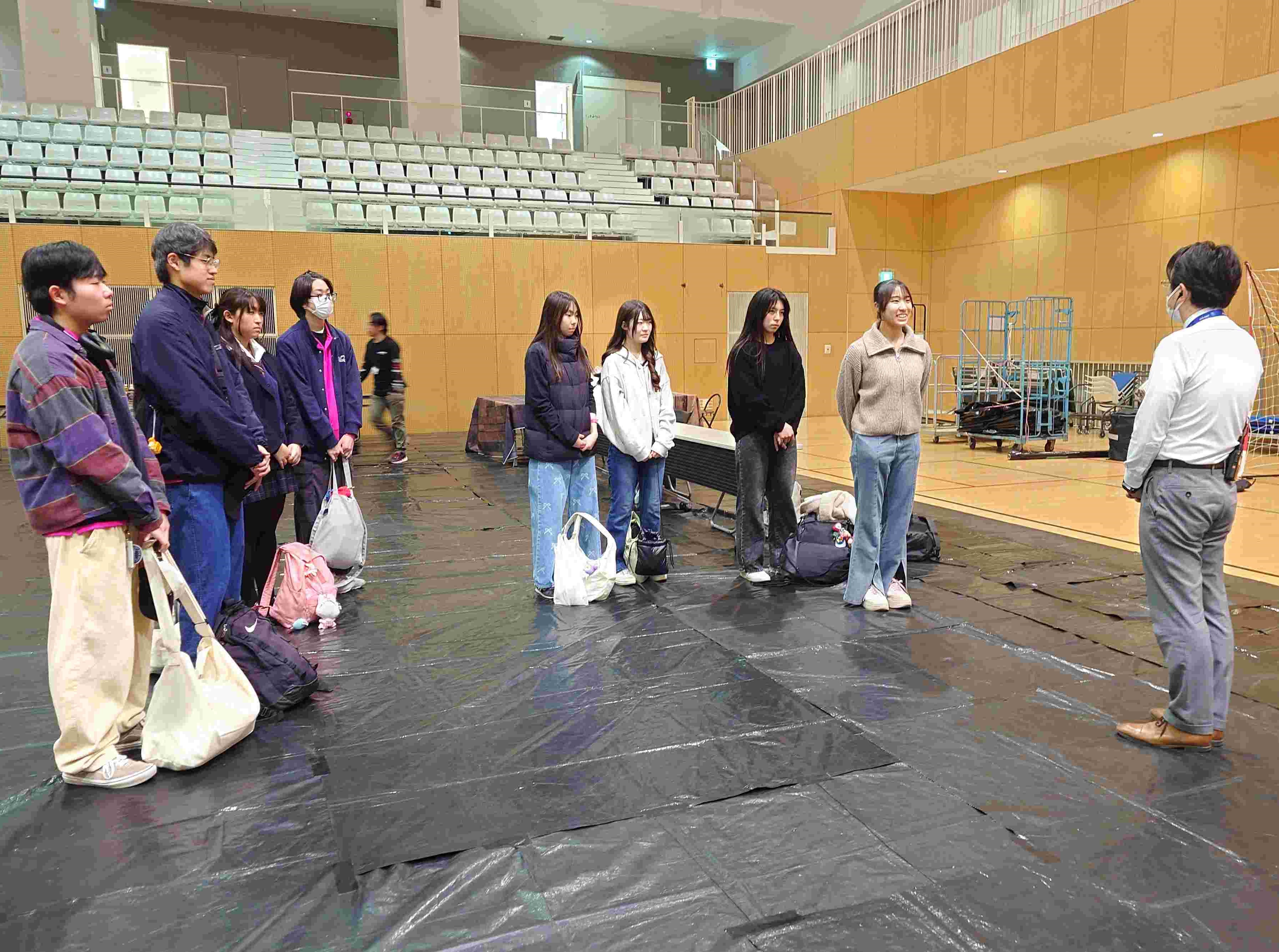 ジークスター東京の担当者様に御挨拶の様子