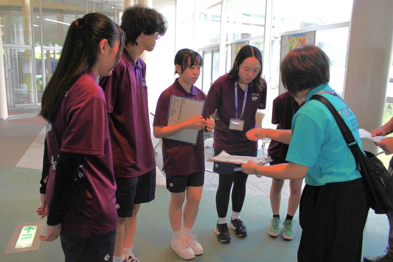 受付業務について、東京都高等学校体育連盟事務局と打合せをする推進委員の写真