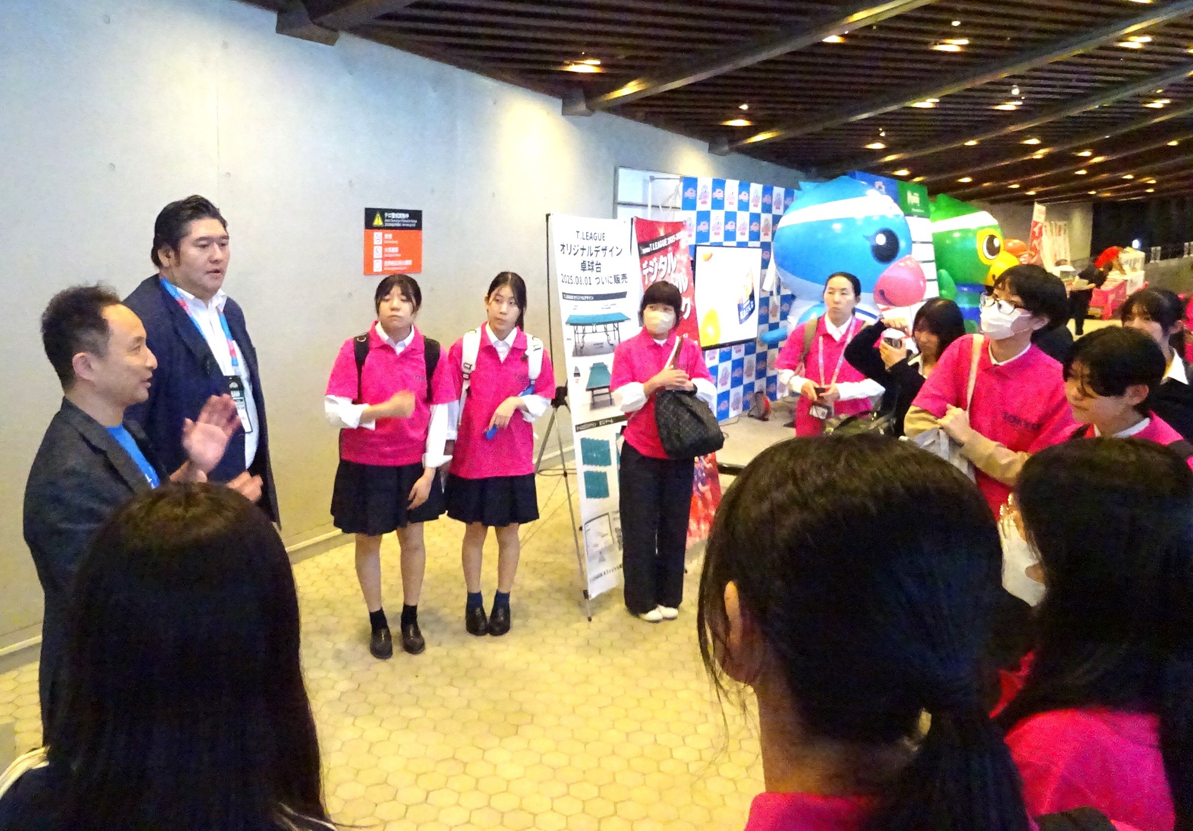 関係者のお話を聞く写真