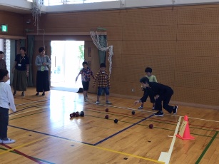 東村山市立回田小学校を教育委員が視察する様子