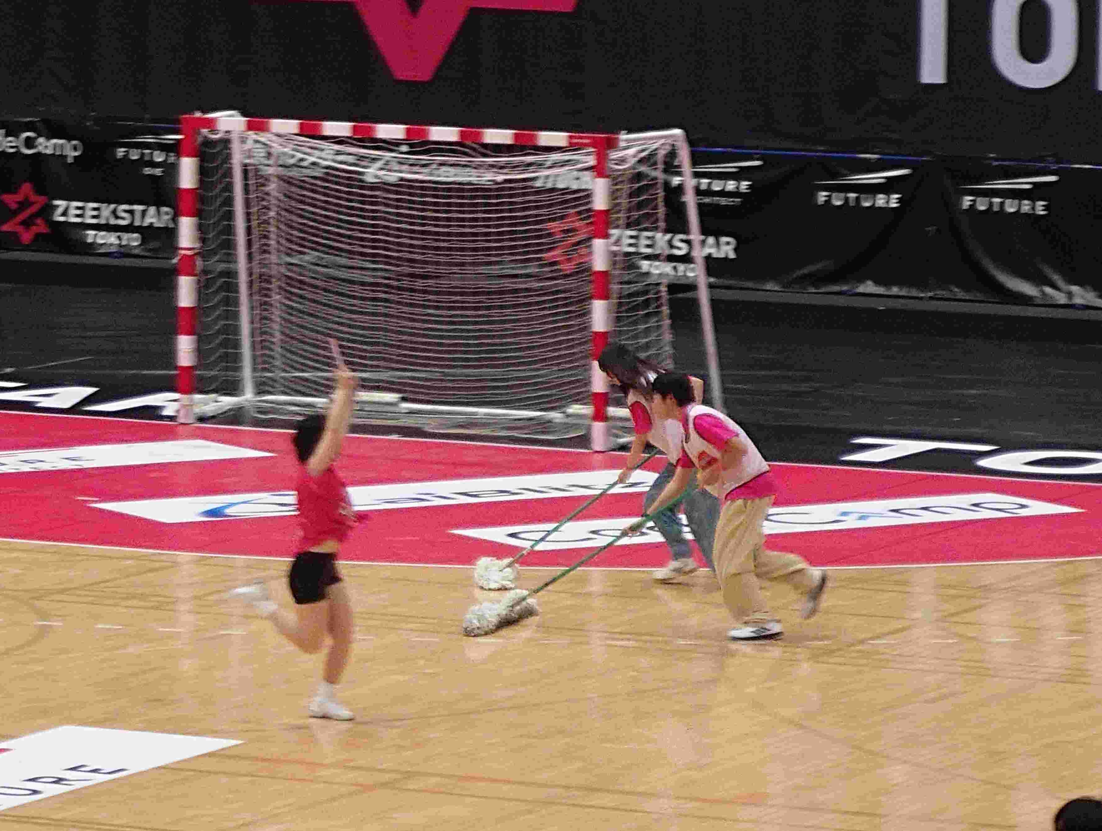 コートのモップ掛けに取り組む委員の様子