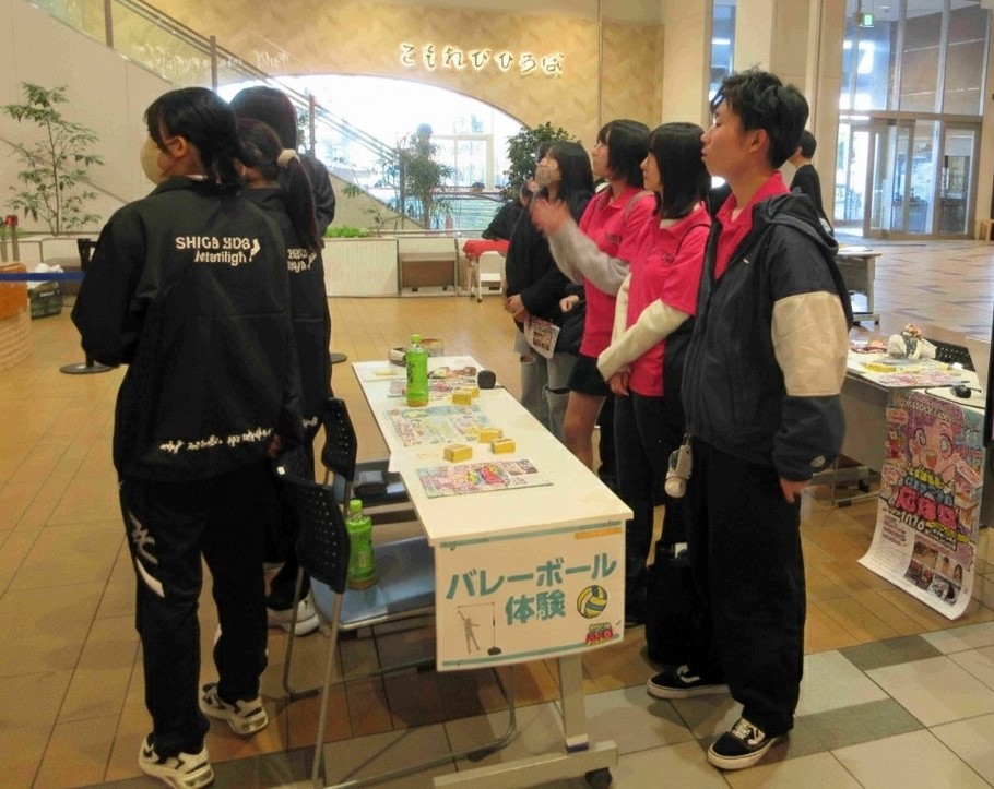 競技体験ブースを見学する写真