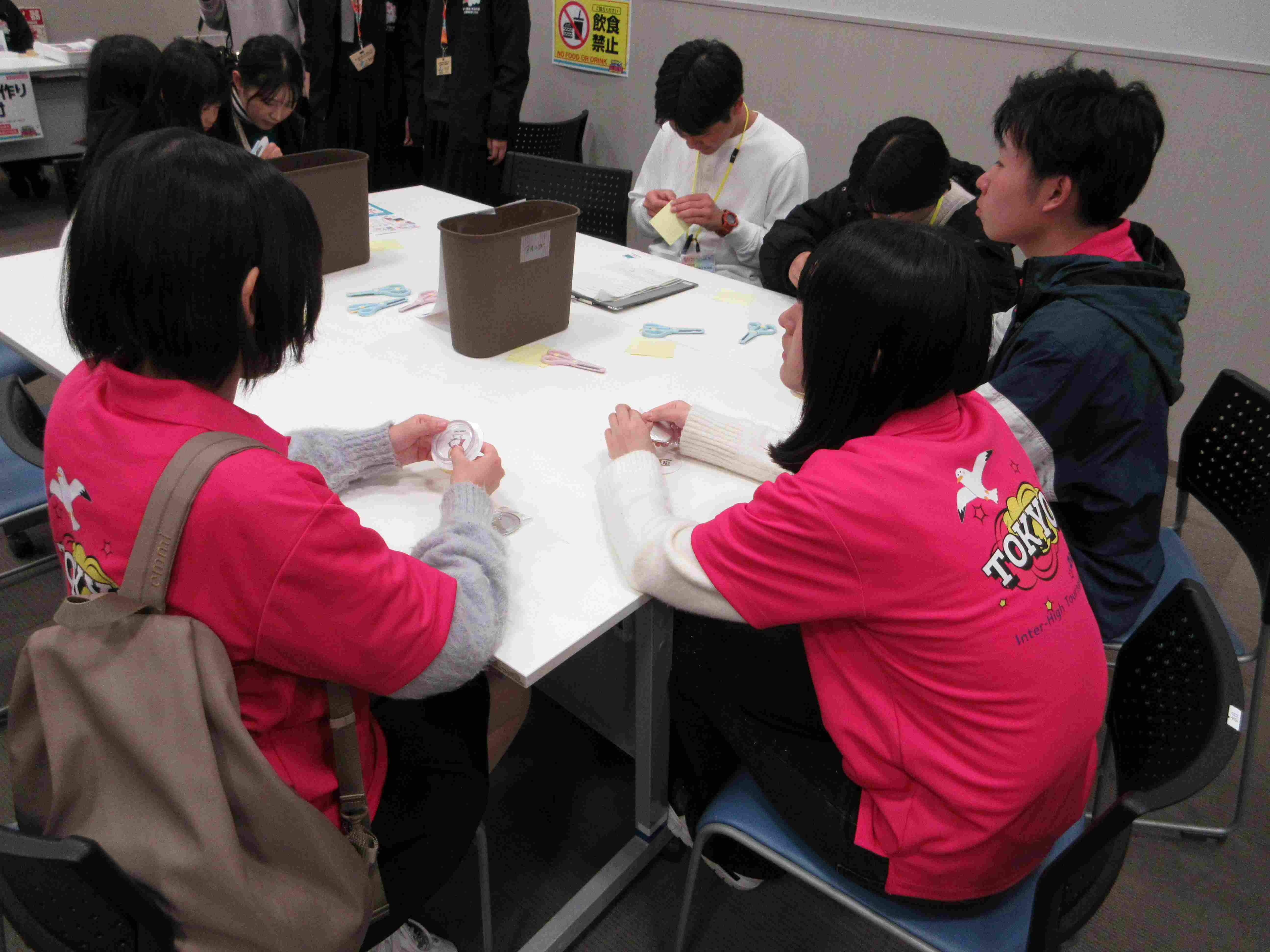 ものづくりブースを見学し、体験する写真