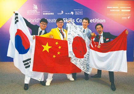 技能五輪国際大会の入賞者の写真