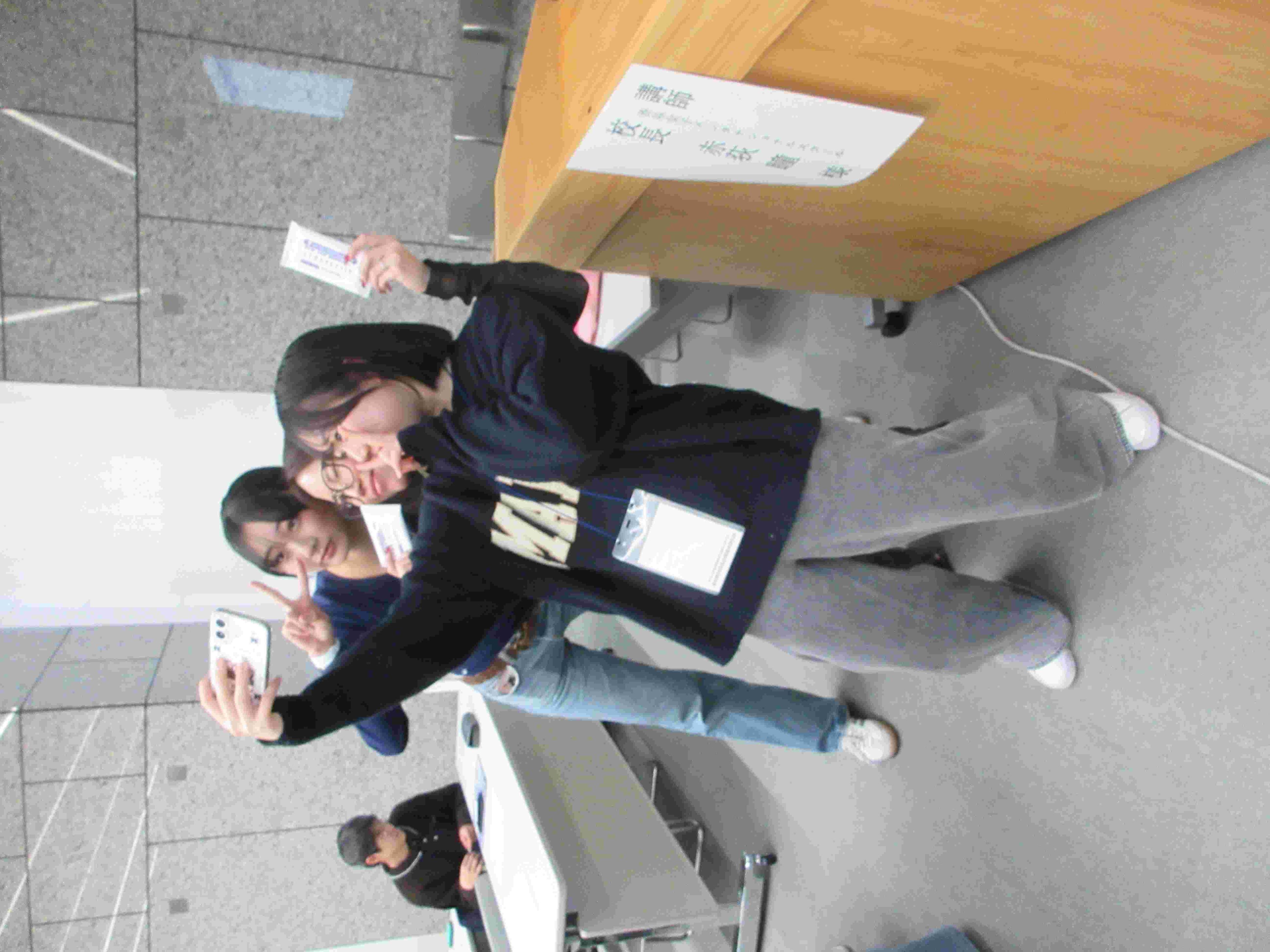 講演後に赤荻瞳校長とスリーショットの写真