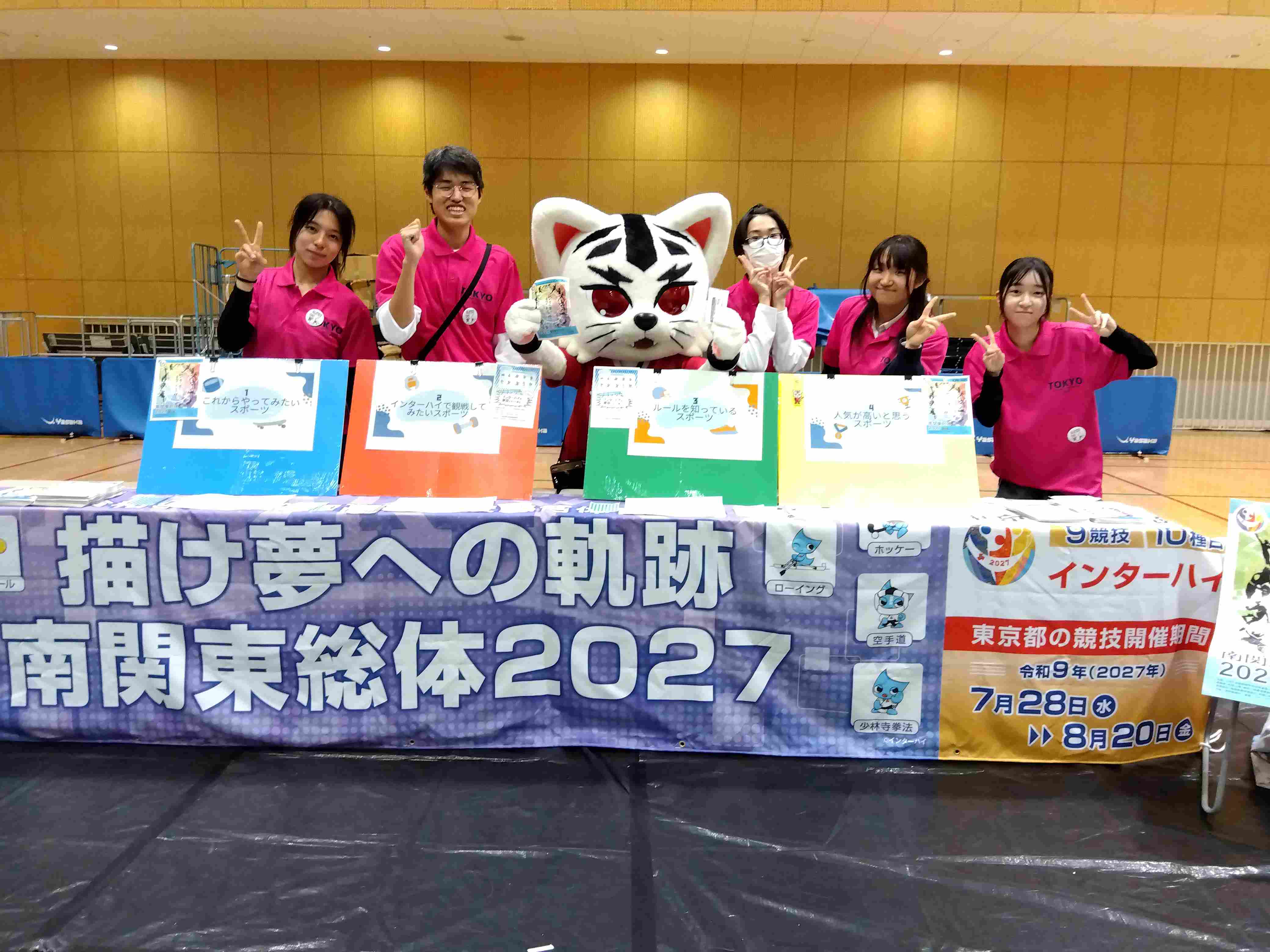 チームマスコットのジスタ－と写真撮影の様子