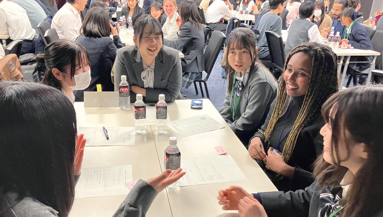 写真：意見交換をする学生