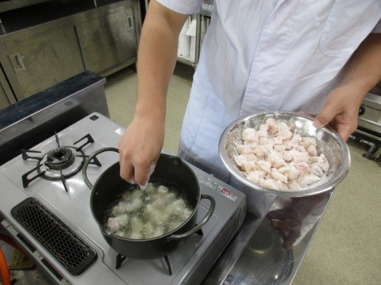 揚げ魚のコロコロ丼　揚げている様子