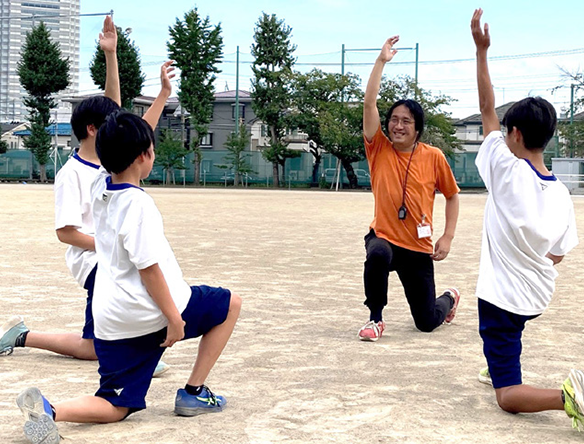 写真：区立中学校陸上部活動支援員（監督）
