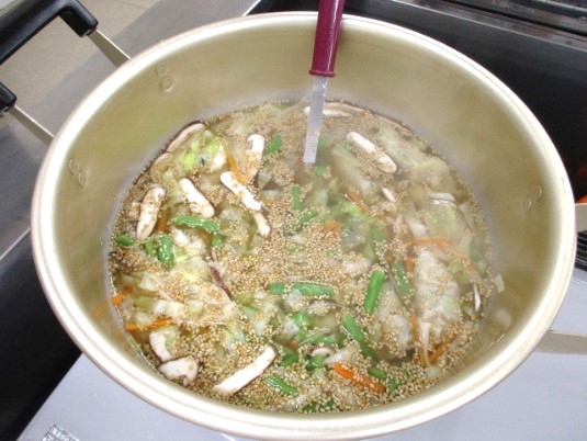 ムロアジ入り餃子のスープ　調理中の鍋