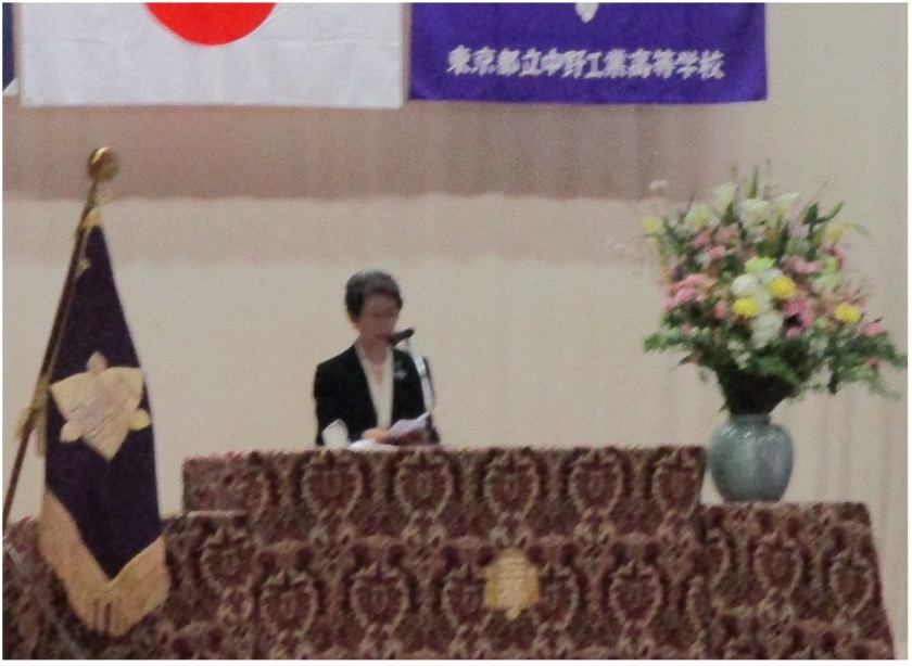 卒業式の秋山委員