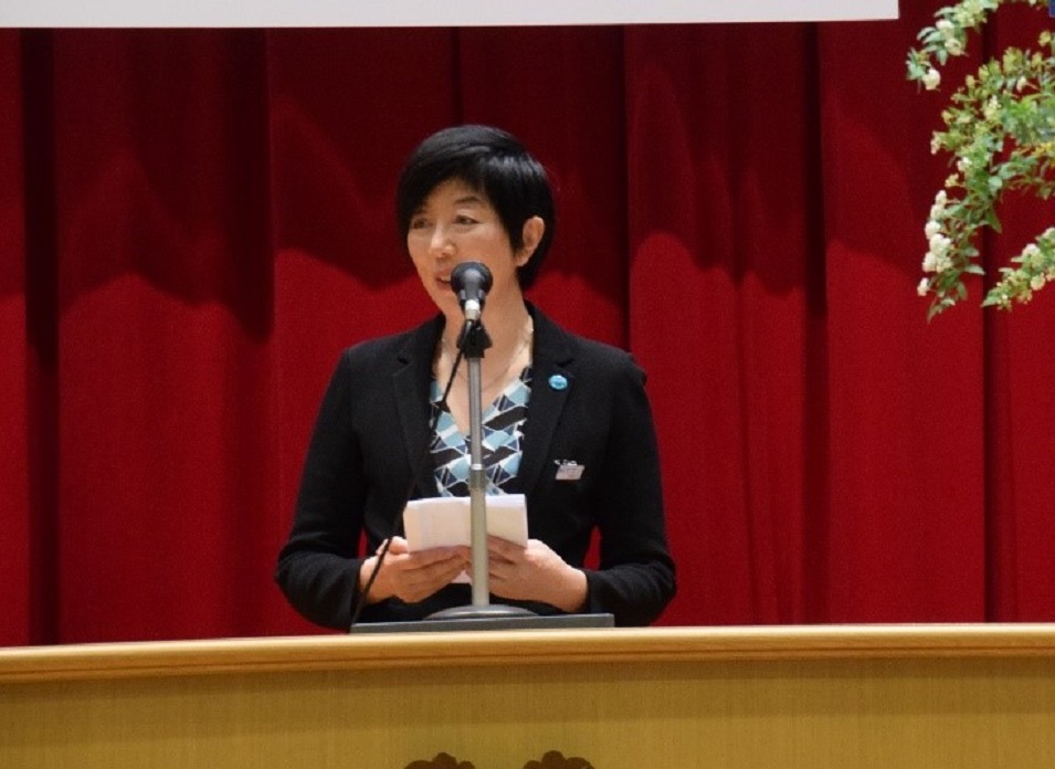 卒業式の新井委員