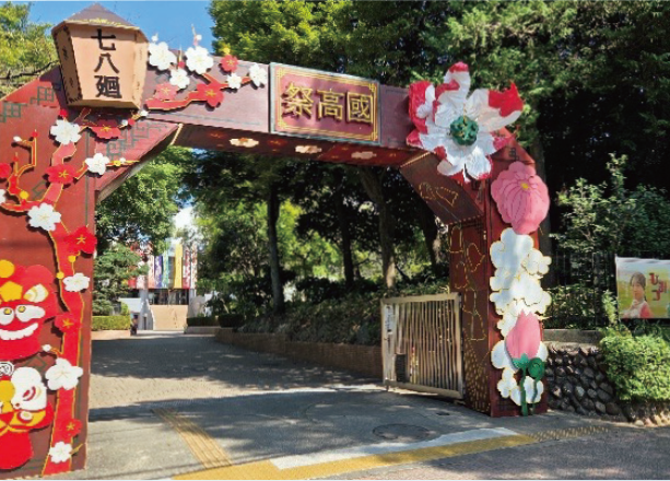 写真：華やかな装飾門