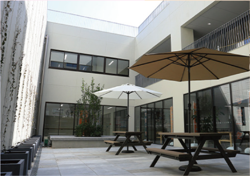 写真：都立府中高校（中庭）