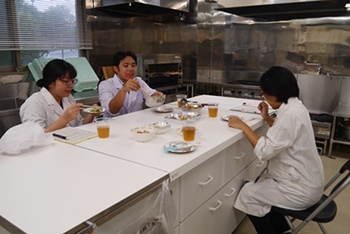 【写真】協議・試食の様子