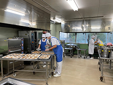 写真：三宅村学校給食共同調理場内の様子