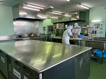 写真：ランチルーム側から見た給食室内