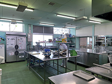 写真：御蔵島小中学校・給食室内の様子