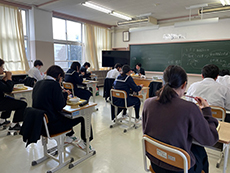 写真：三宅中学校・給食喫食中の様子