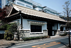 写真：西館長屋門