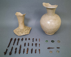 写真：出土品 （附指定、須恵器大甕片を除く）