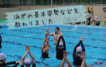 写真：泳ぎの基本姿勢などを教わりました