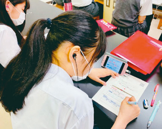 画像：動画を活用しながらの授業