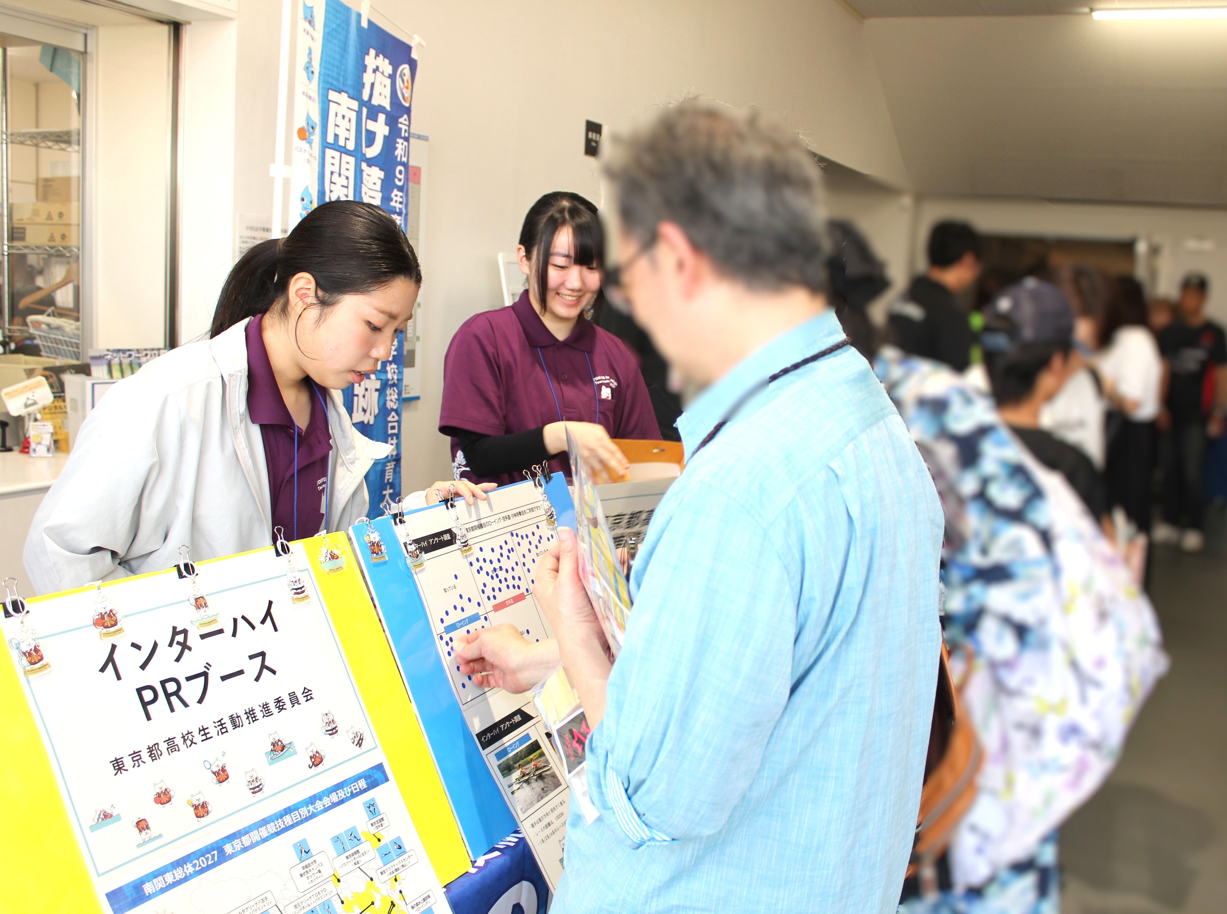 ブースで来場者に対してアンケートを行い、PR活動を行う推進委員の写真
