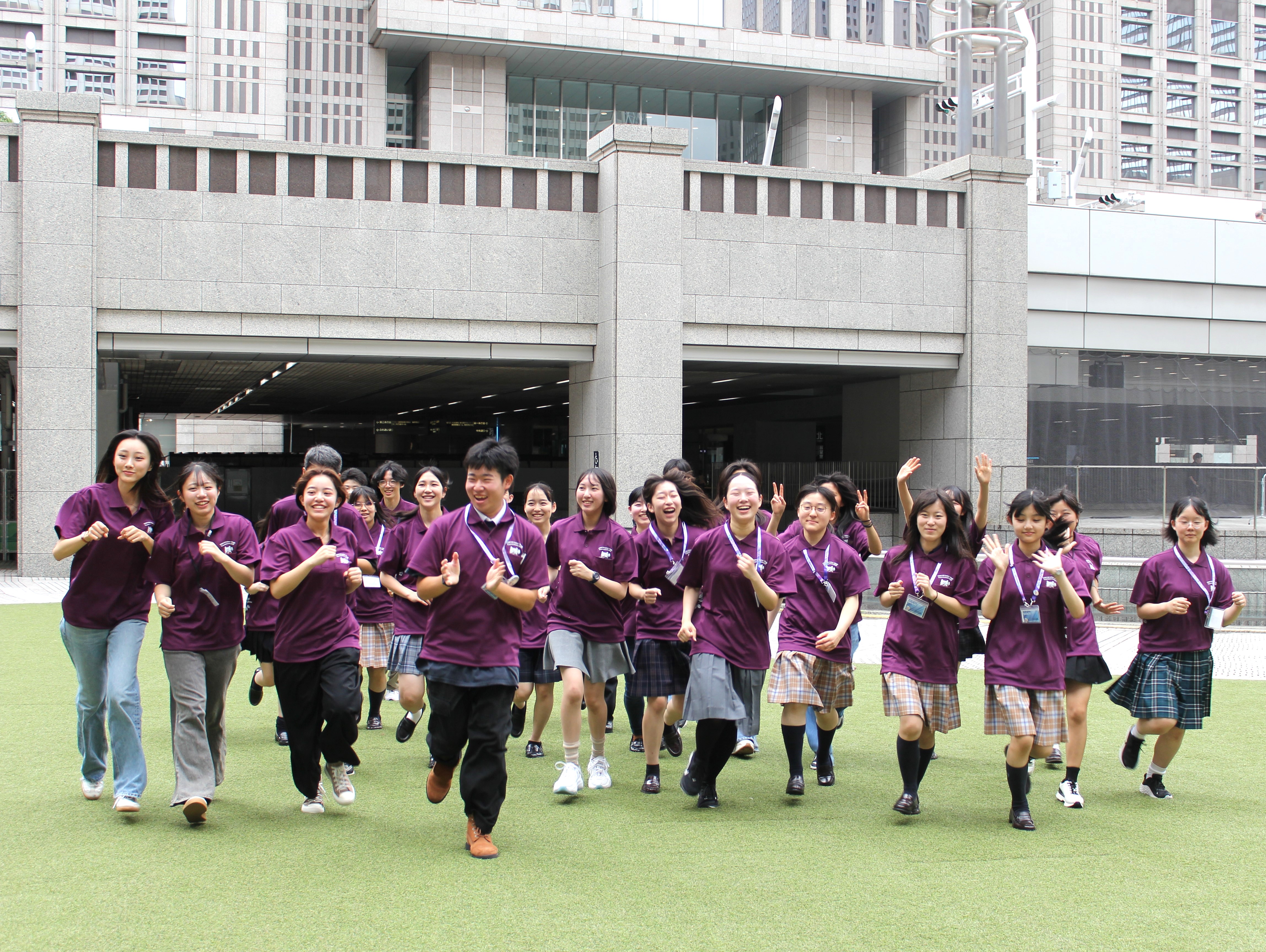 令和９年度全国高等学校総合体育大会に向けた推進委員会紹介動画のワンシーン（推進委員が広場を駆ける様子）