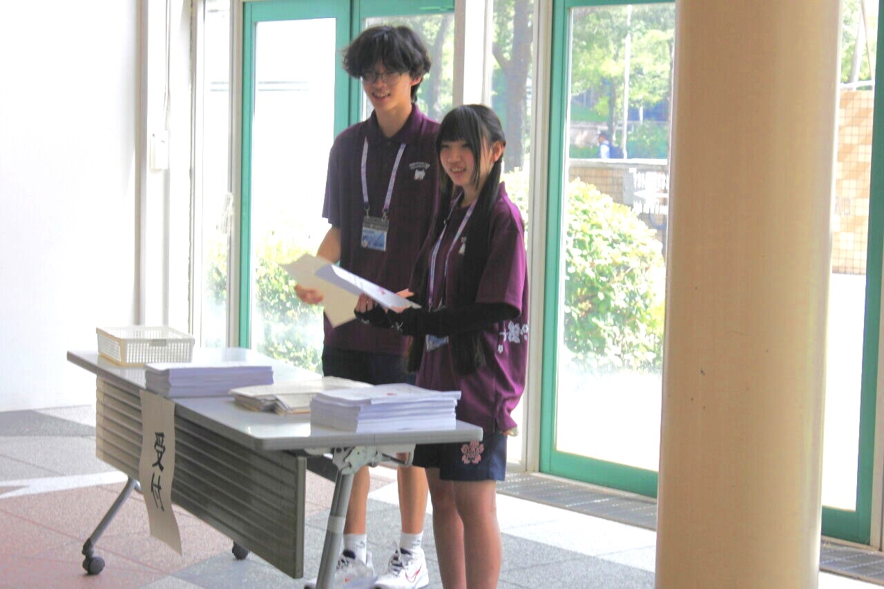 東京都選手団の受付を担当する推進委員の写真
