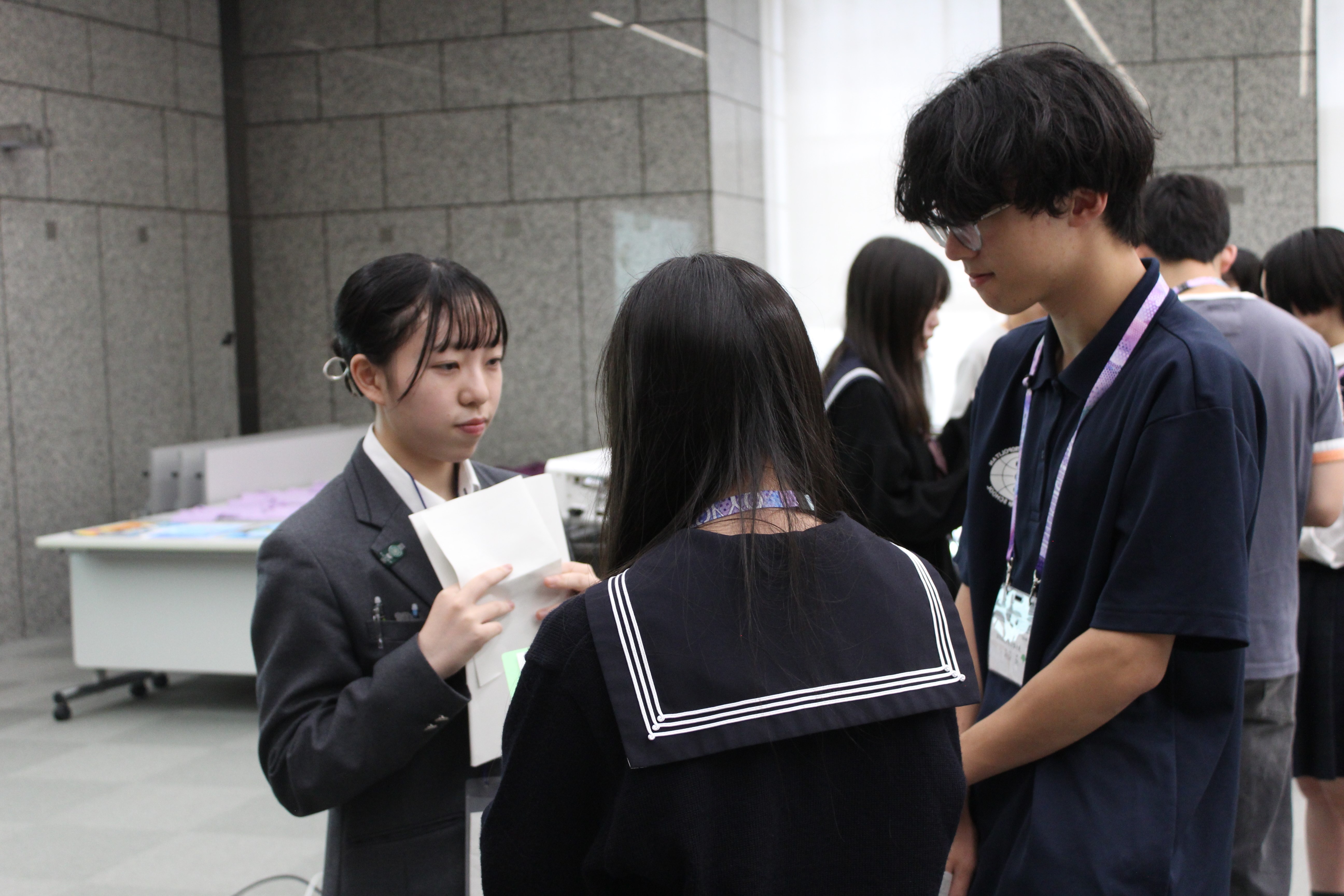 交流・相談会で２期生が１期生にインタビューする様子