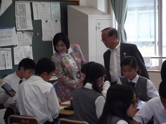 教育委員が都立三鷹中等教育学校を視察しました