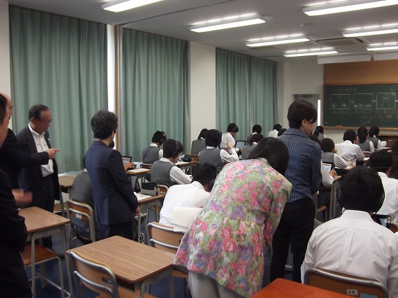 教育委員が都立三鷹中等教育学校を視察しました