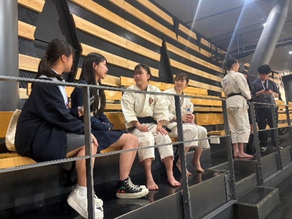 少林寺拳法競技大会出場選手から説明を受ける委員