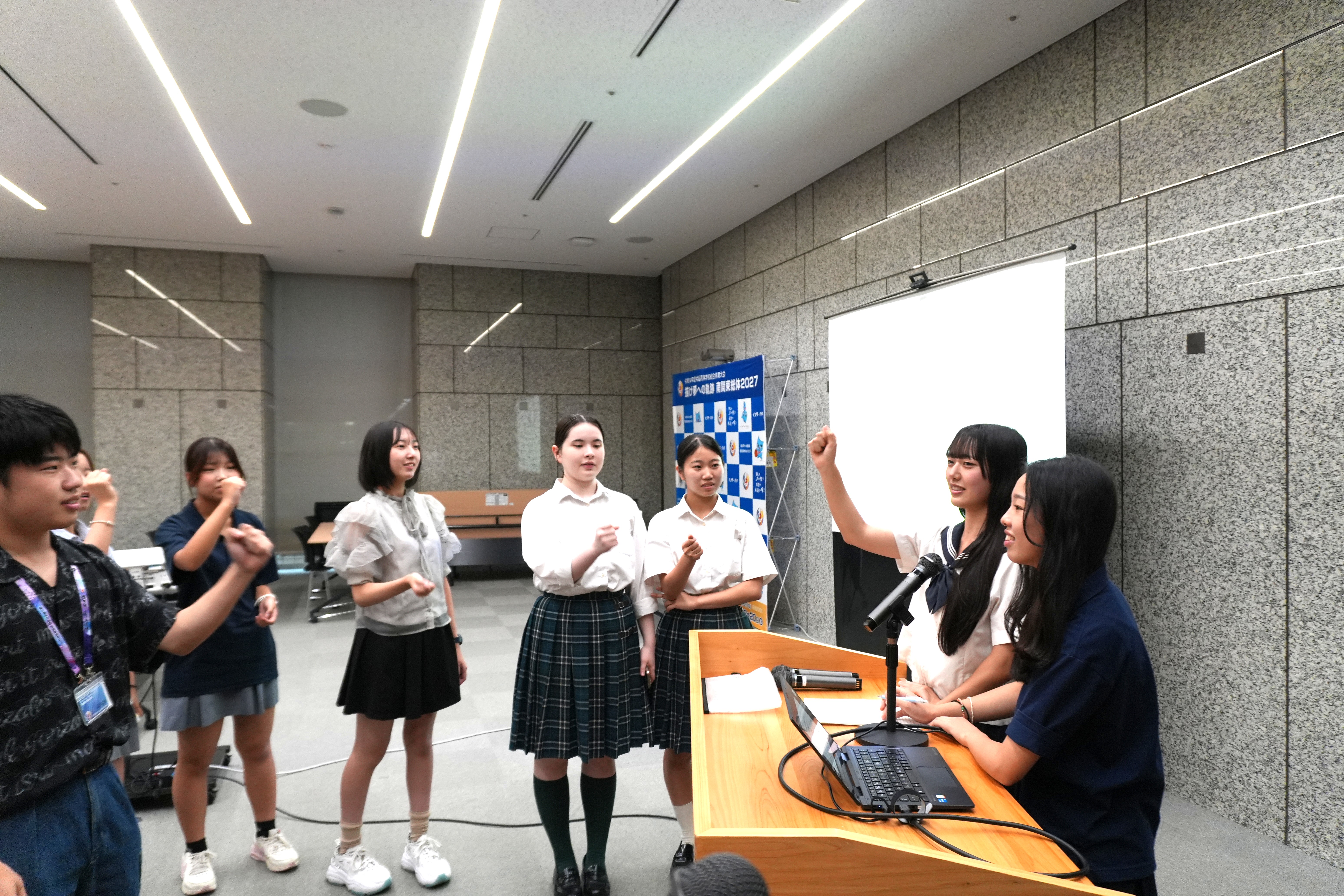 SNS担当の推進委員が撮影のポイントを説明している様子の写真