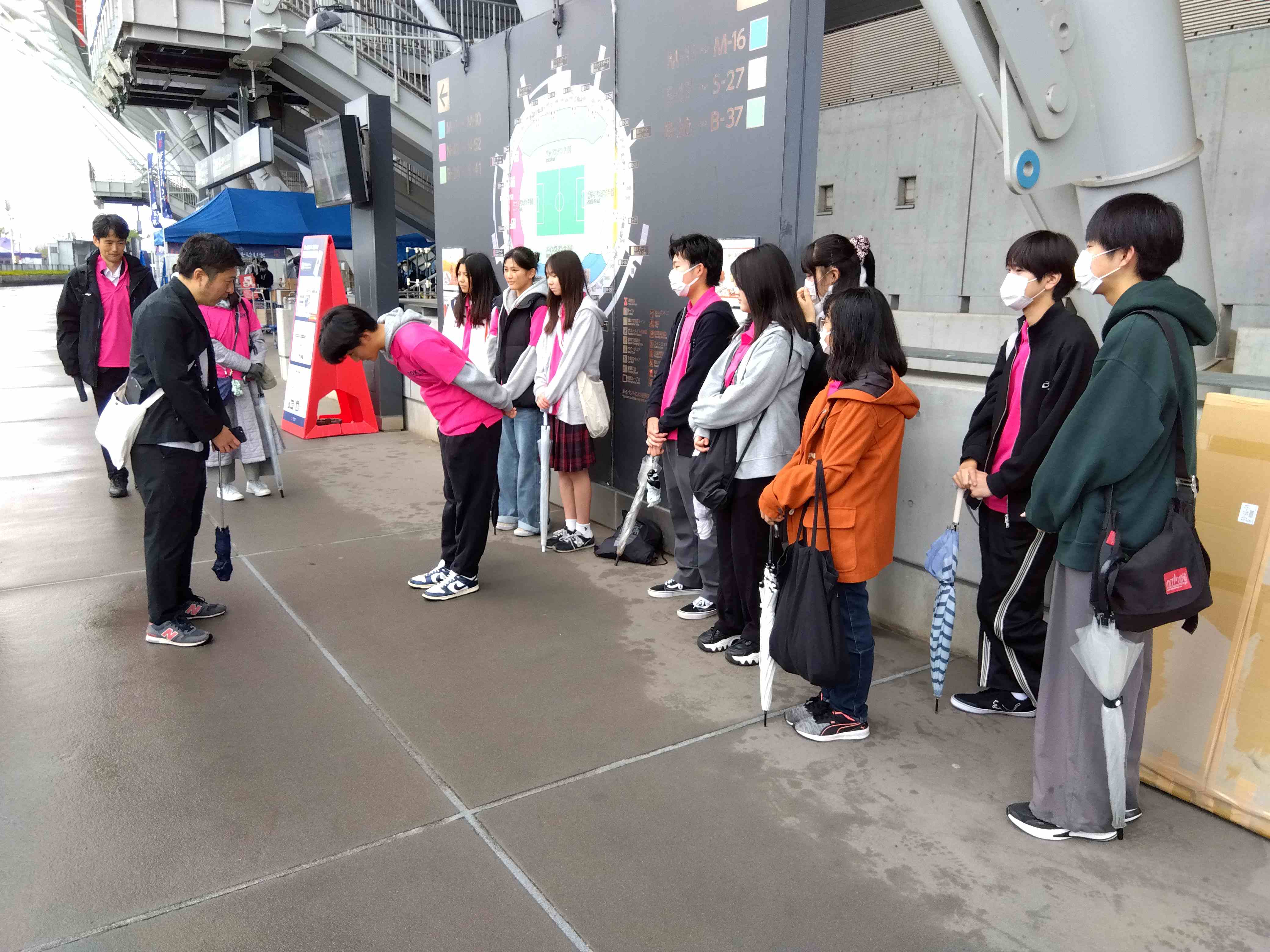 FC東京の担当者様へスポーツイベント委員が挨拶する写真