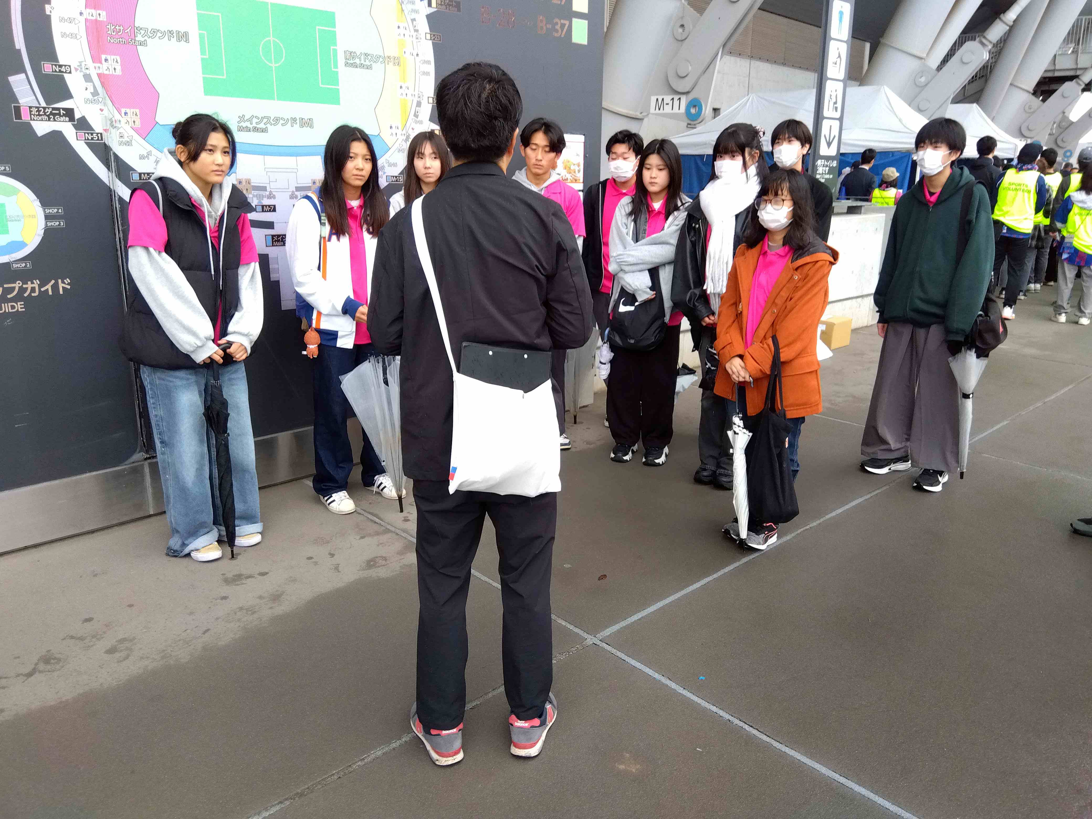 視察についての説明を聞く写真